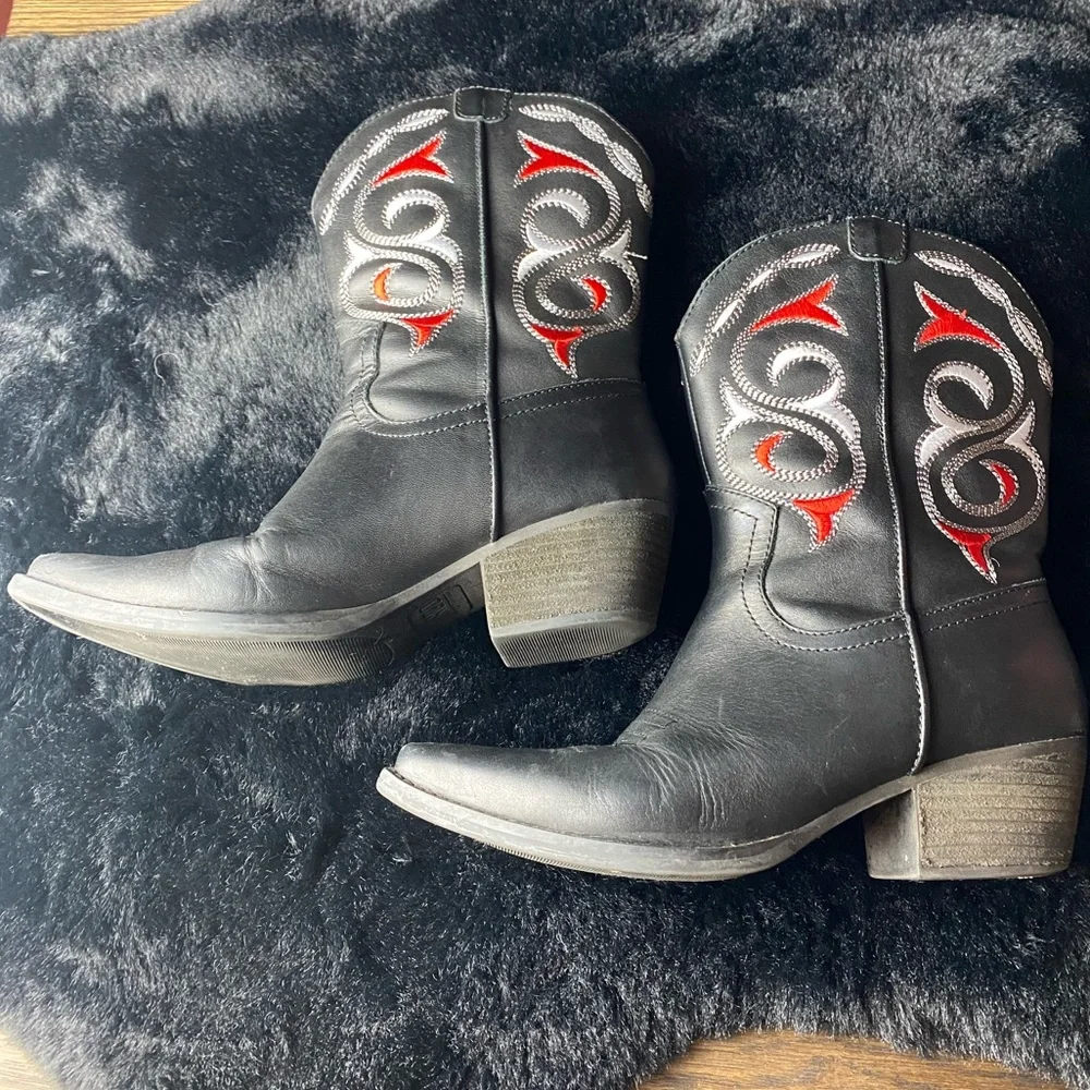 Dingo Dreamcatcher Western Boots - Snip Toe Black with Red and White Embroidery - Picture 3 of 6